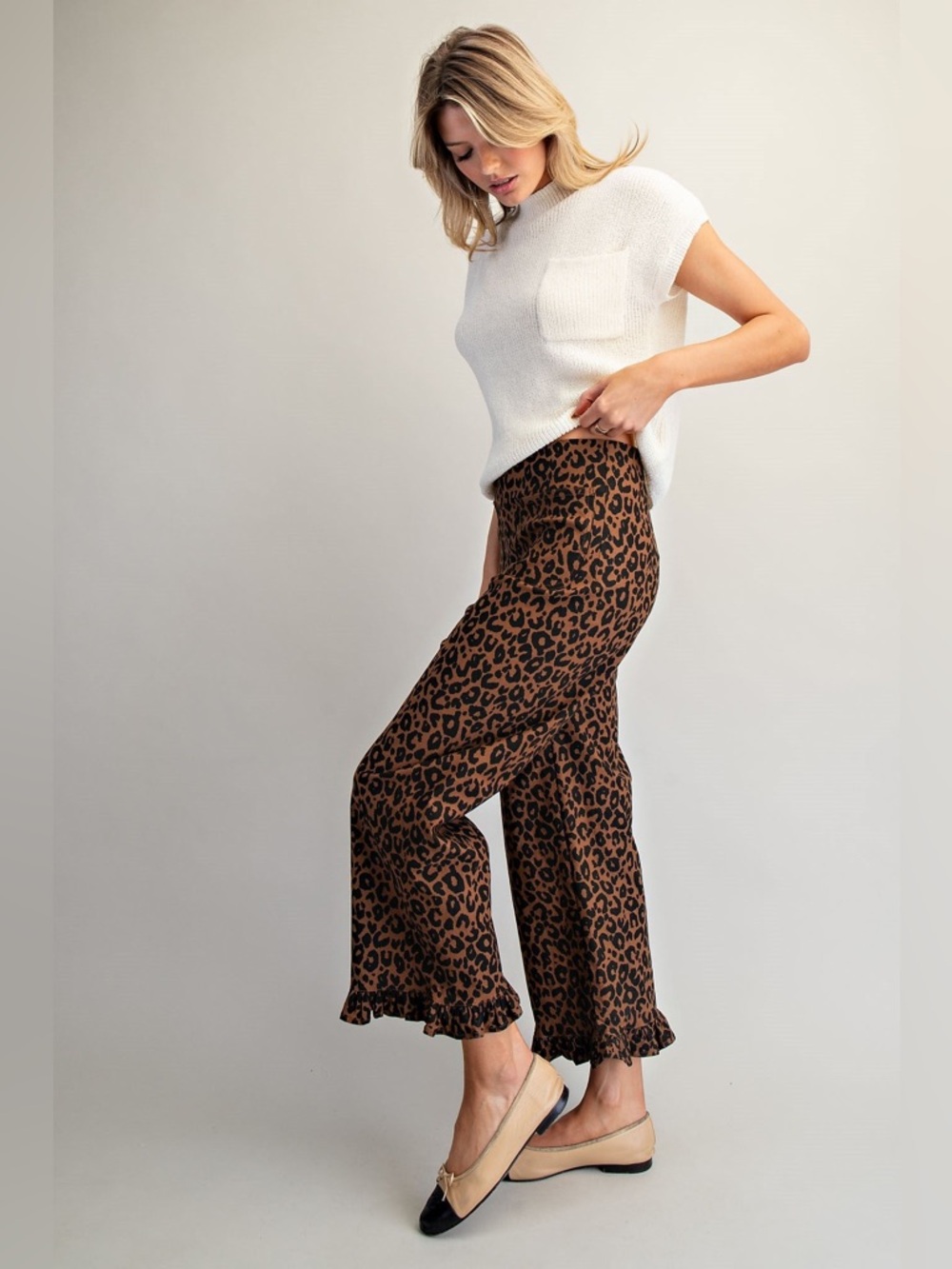 Leopard Ruffle Hem Straight Leg Cropped Pants - eesome - Picture 3 of 9